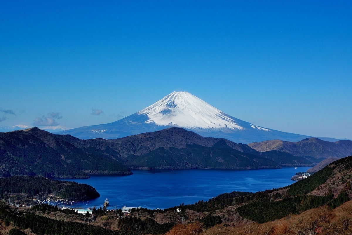 アネスト岩田スカイラウンジから見る富士山と芦ノ湖
