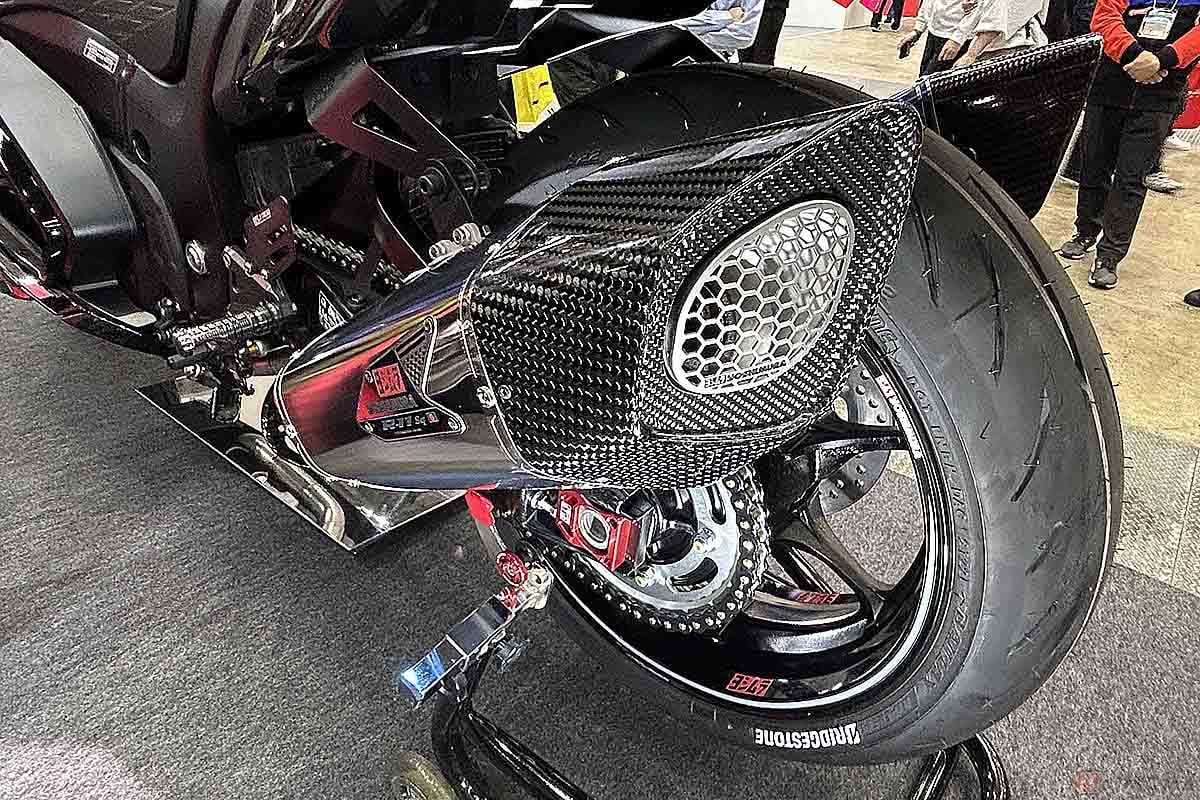 ヨシムラがカスタムしたスズキ「ハヤブサ」。まもなく登場するチタン機械曲R-11sq Rサイクロン2本出しも装備されています