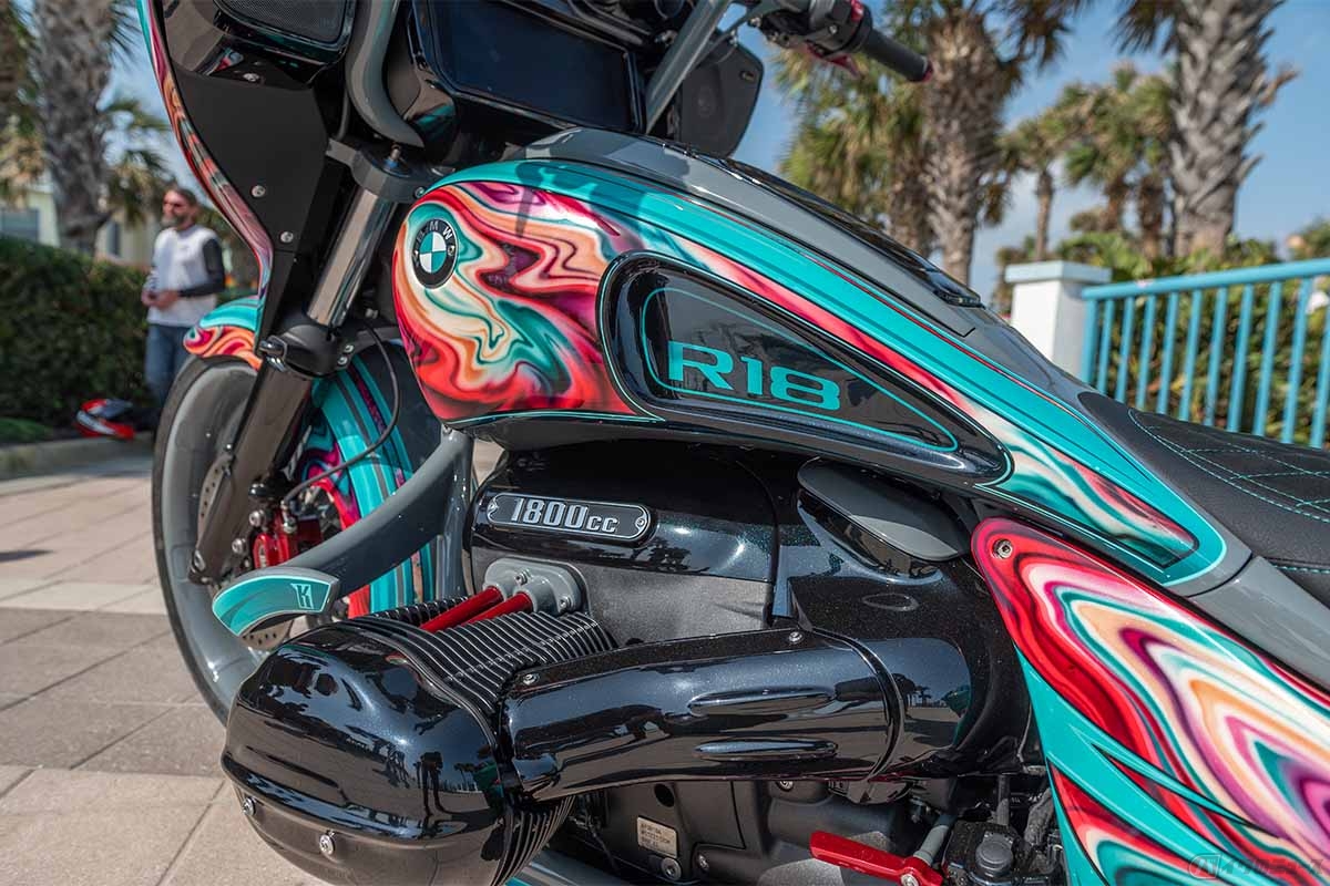 タトゥー アーティストのマルセル・シンウェル氏によるBMW Motorrad「R18 B HEAVY DUTY」の精巧な塗装
