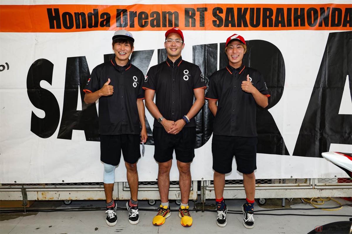 背伸びをして濱原選手に身長を合わせようとする2人