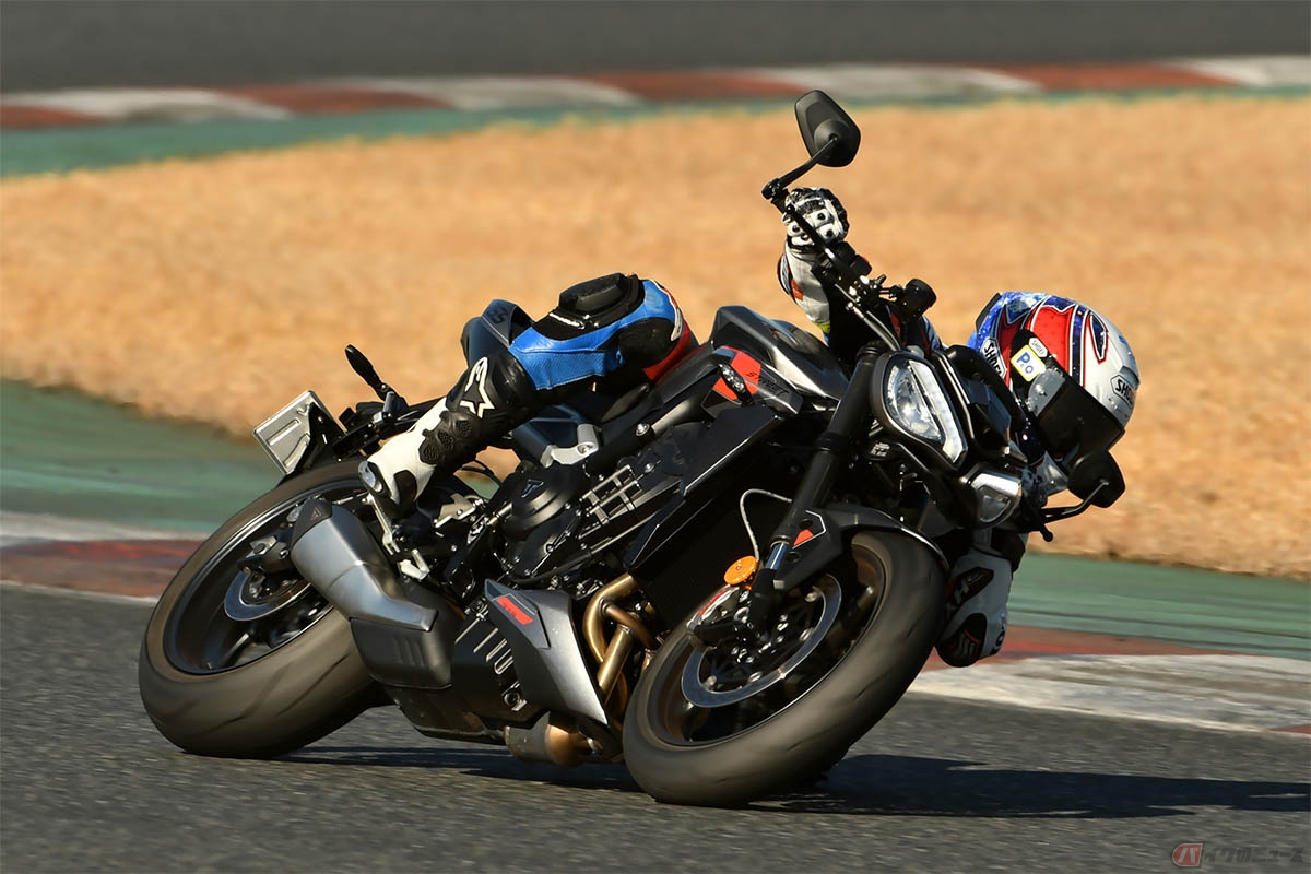 トライアンフ「Street Triple 765 RS」のエンジンサウンドと力強い加速感を楽しみながら走行を楽しむ石塚健選手
