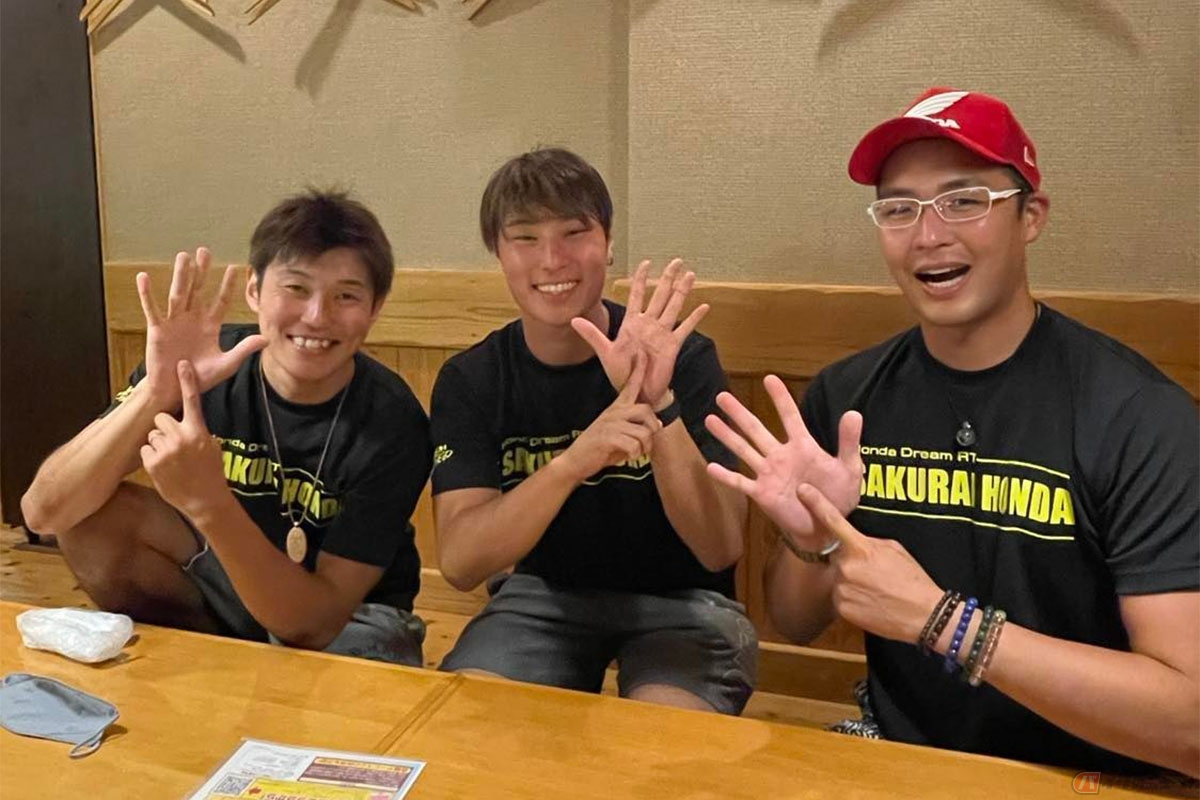 和気あいあいとした雰囲気でレースウィークを過ごす3人のライダー