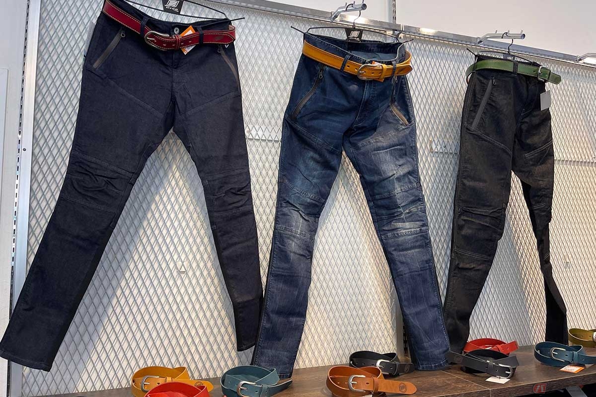 お店にはデニムが目立つようにディスプレイされている。