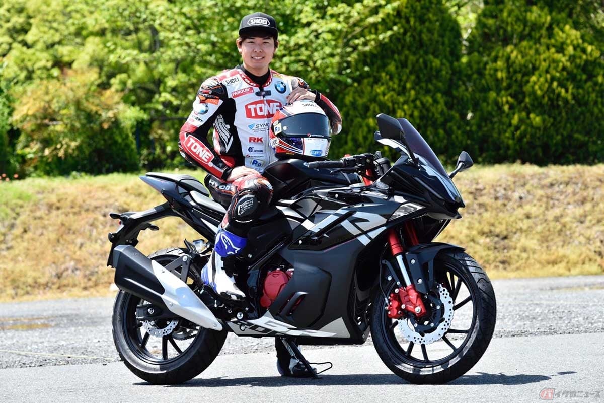 片足をステップに乗せた状態の筆者(石塚 健)とGPX「デーモン GR200R」