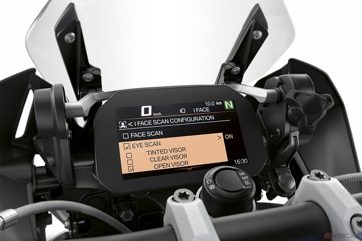 BMW Motorradが発表した世界初の顔認識システム「BMW iFace」搭載のTFTディスプレイ