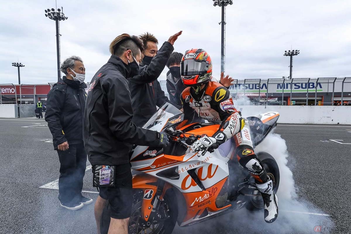 全日本ロードレース選手権 ST600クラス初優勝を喜ぶ羽田太河選手とチームのメンバー