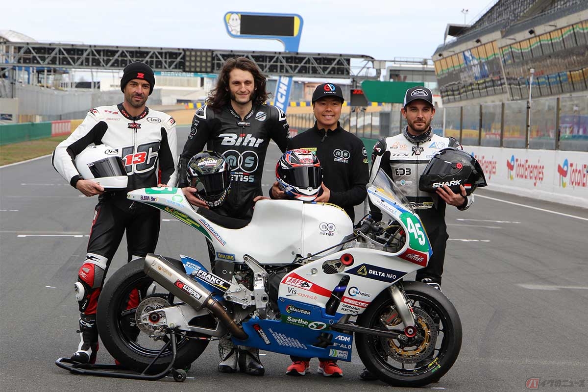 大久保光選手がル・マン24時間レースで所属する「Team METISS」の4人のライダーと手作りマシン