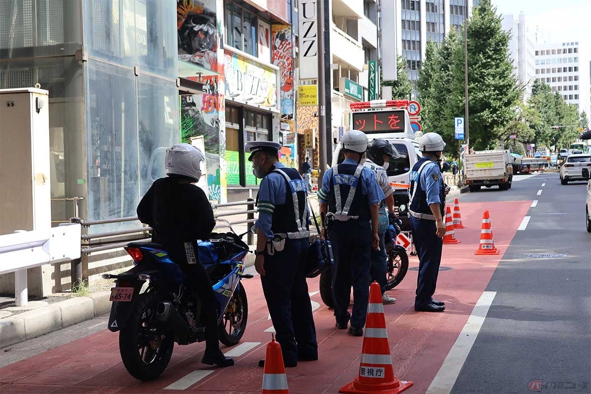 バイクに乗る際は登録書類の積載が必須