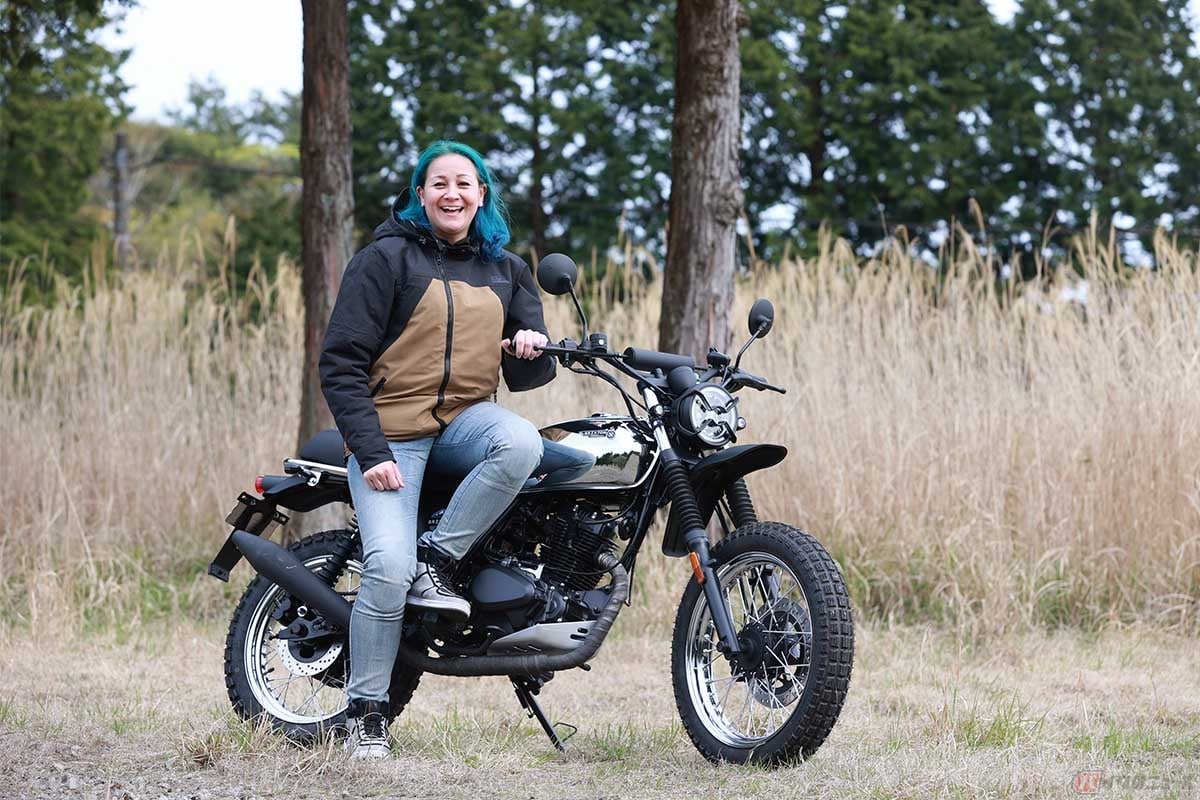 Brixton Motorcycles「Felsberg125」とクリステル・チアリさん