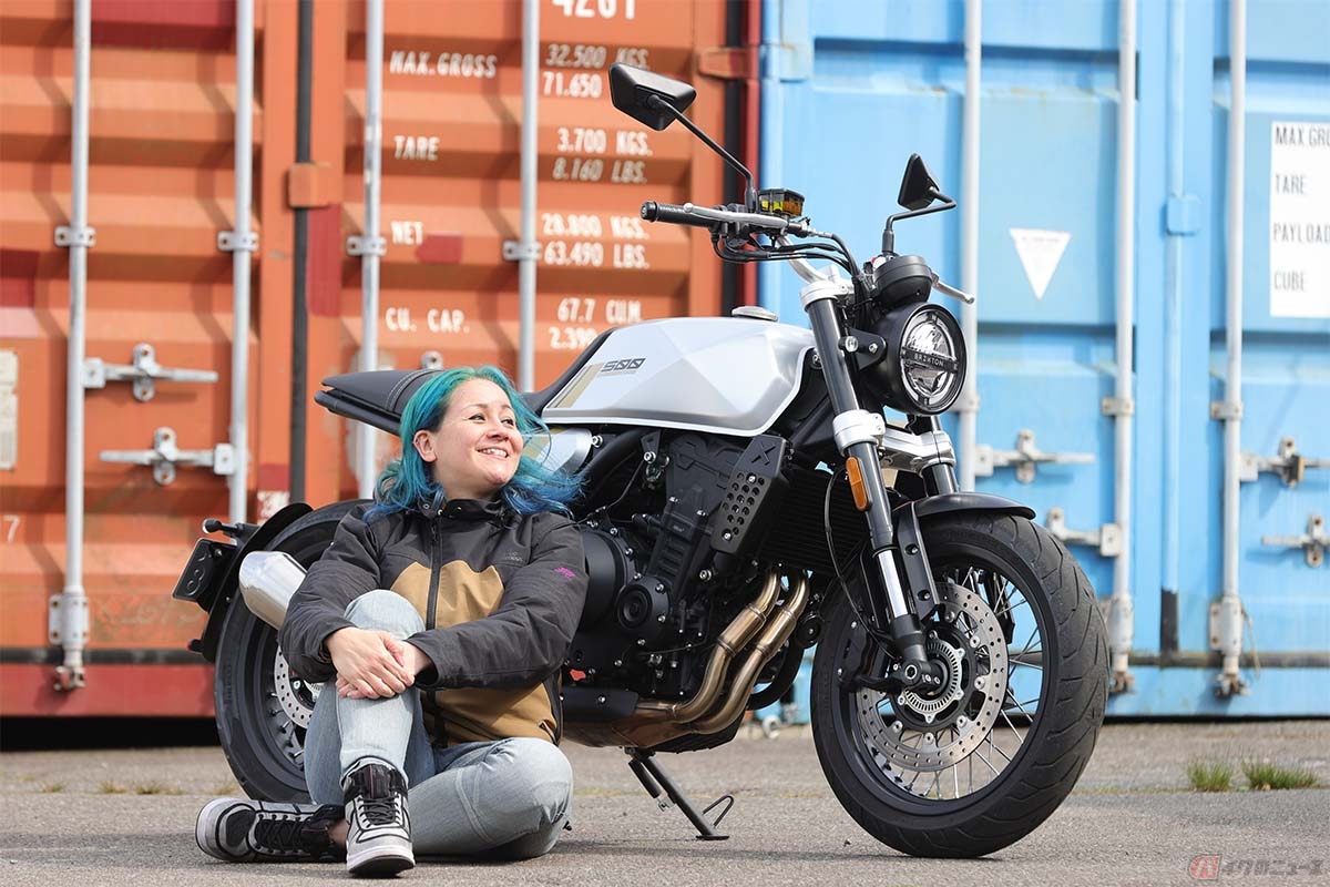 Brixton Motorcycles「CROSSFIRE 500」とクリステル・チアリさん