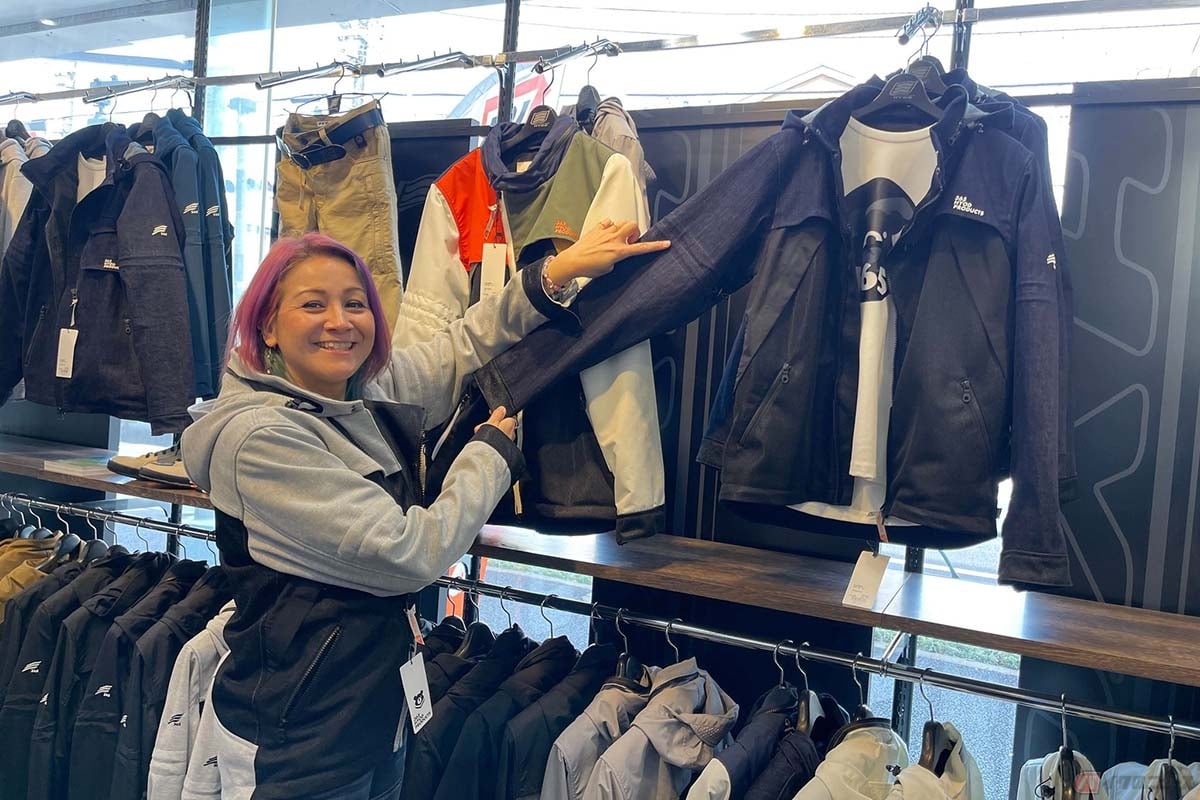 HYOD TOKYO店で今季の新作アパレルを見るクリスさん