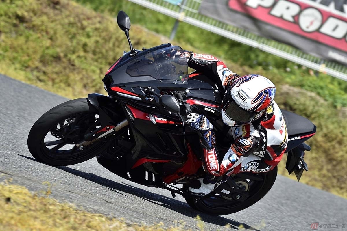 桶川スポーツランドを楽しみながら走る筆者(石塚 健)とGPX「デーモン GR200R2v」