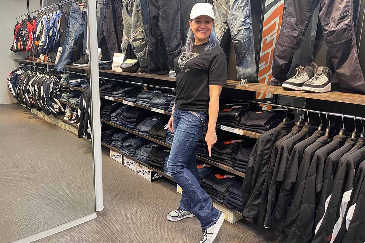 HYOD PRODUCTS東京店で「D3O RIDE DENIM」を試着するクリステル・チアリさん
