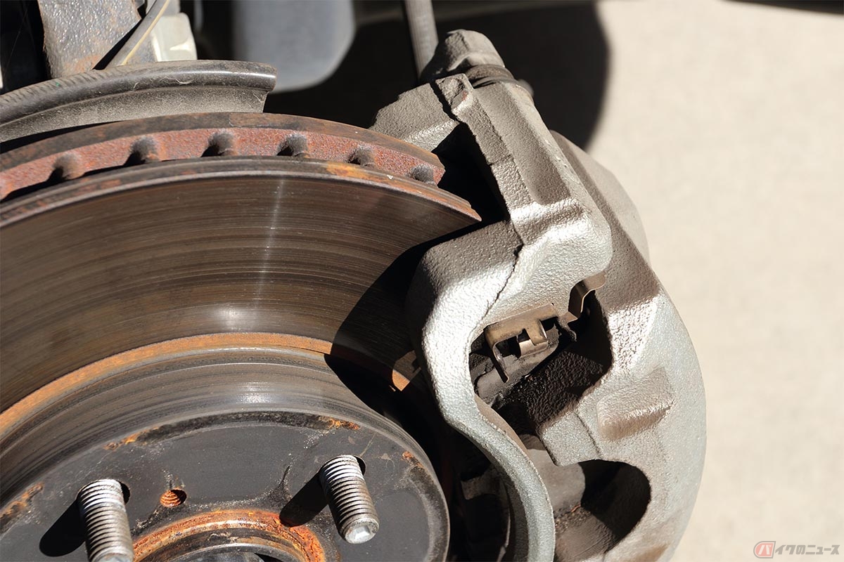 クルマ用ディスクブレーキのディスクには穴が無いものがほとんど