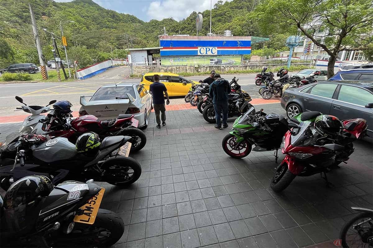 平日の道の駅。写真には写ってないけどこの3倍はバイクが停まっていました!やはりバイク大国!