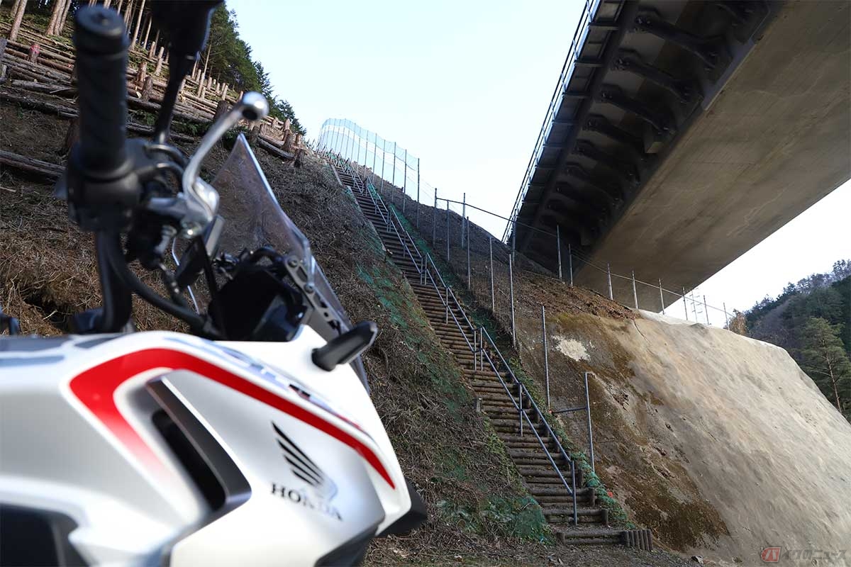 『山梨県立リニア見学センター』からバイクで移動し、別の関連施設へ。施設の西側に回り込むと、高架に沿うように作られた階段を発見