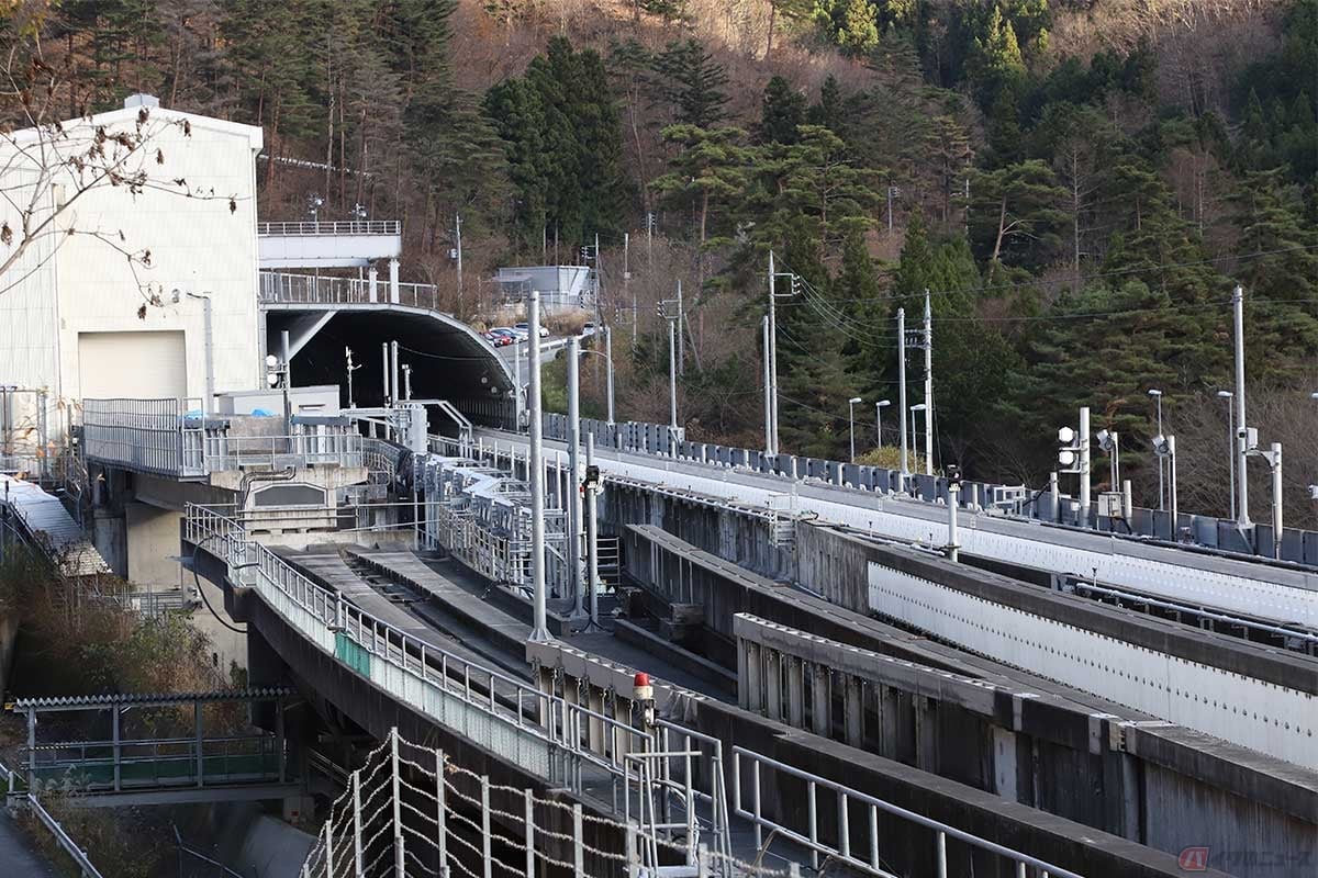 点検などの作業を行うスペースなのだろうか、ガイドウェイは建物の内部へと続いていた