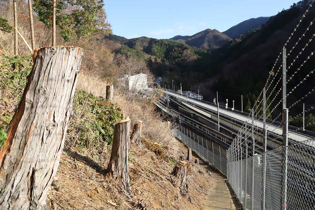 急坂の頂上を越えると、リニア車両基地の全景が目に飛び込んできた