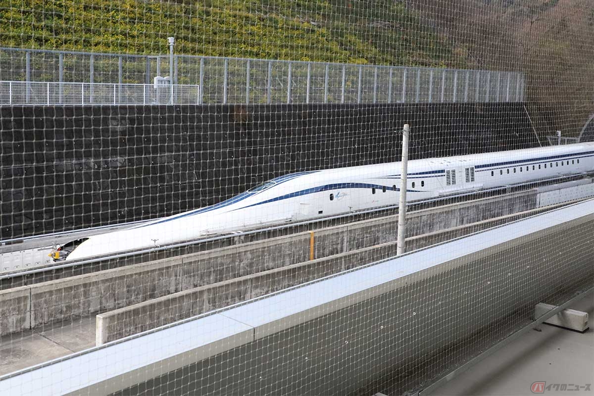 『山梨県立リニア見学センター』では最高時速500kmの走行試験を見ることができる