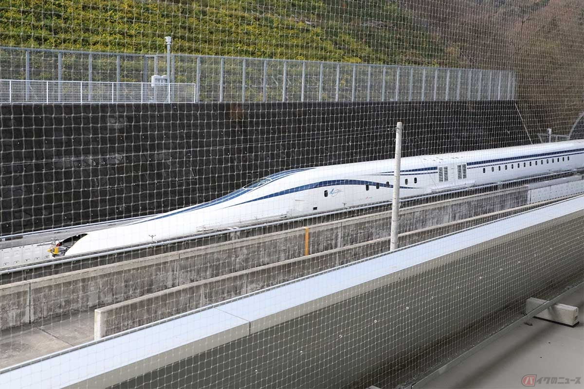 『山梨県立リニア見学センター』では最高時速500kmの走行試験を見ることができる