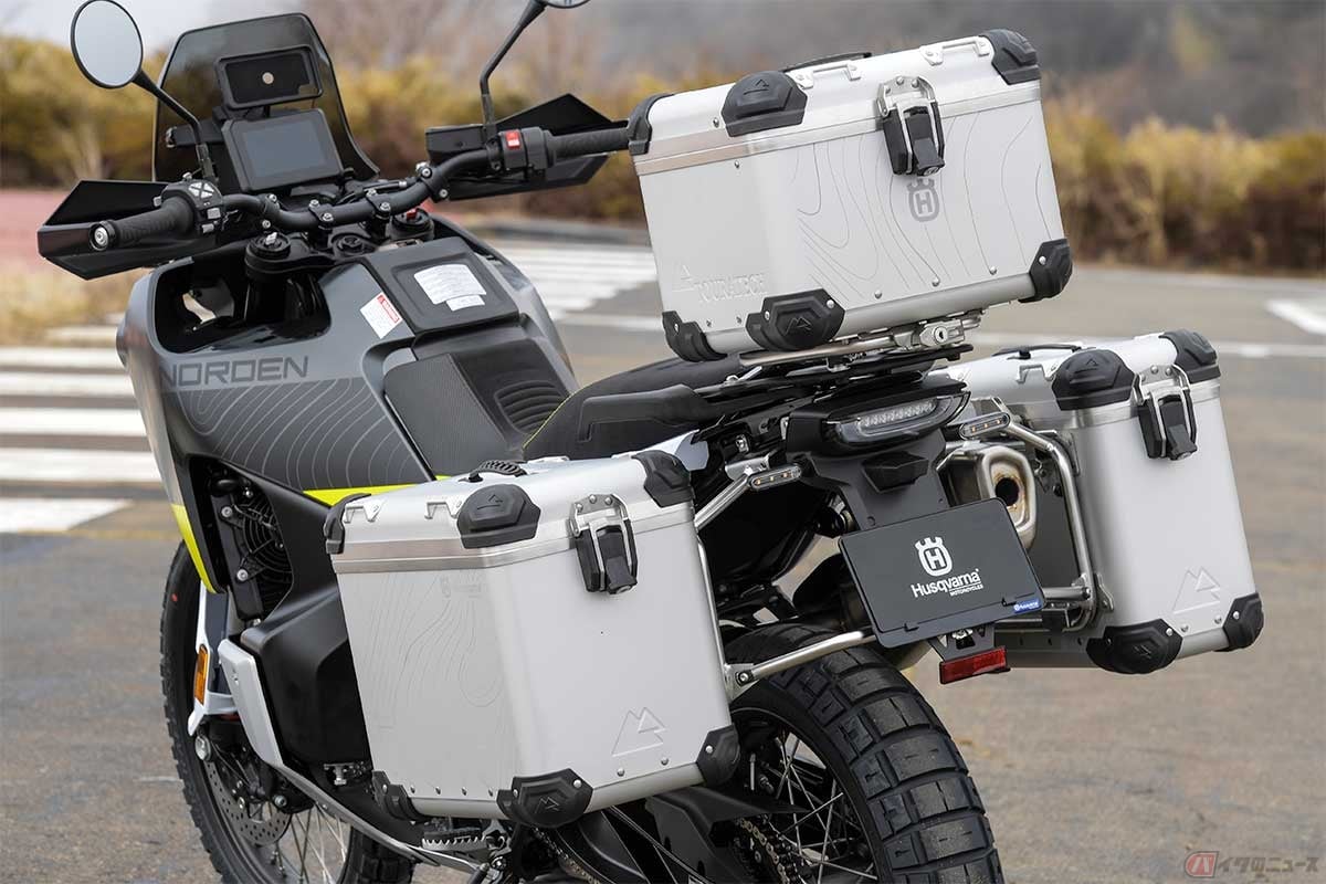 ツアラテックケース(片方)、ツアラテックトップケース:各6万2174円万円、ケースキャリア(サイド):3万6314円、トップケースキャリア:1万3383円、ロックシリンダー(1個):2823円