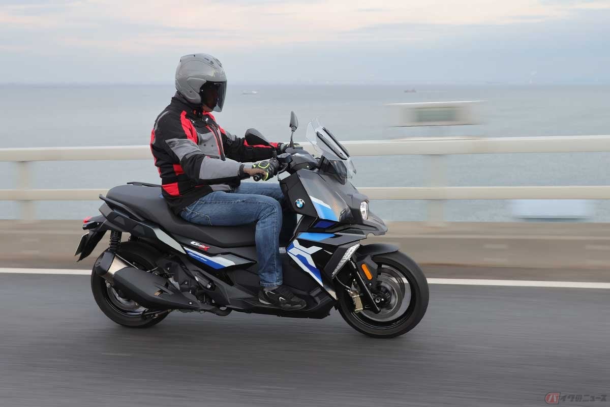 実際の燃費はどうなのか? BMW Motorrad「C 400 X」を走らせる筆者(松井勉)