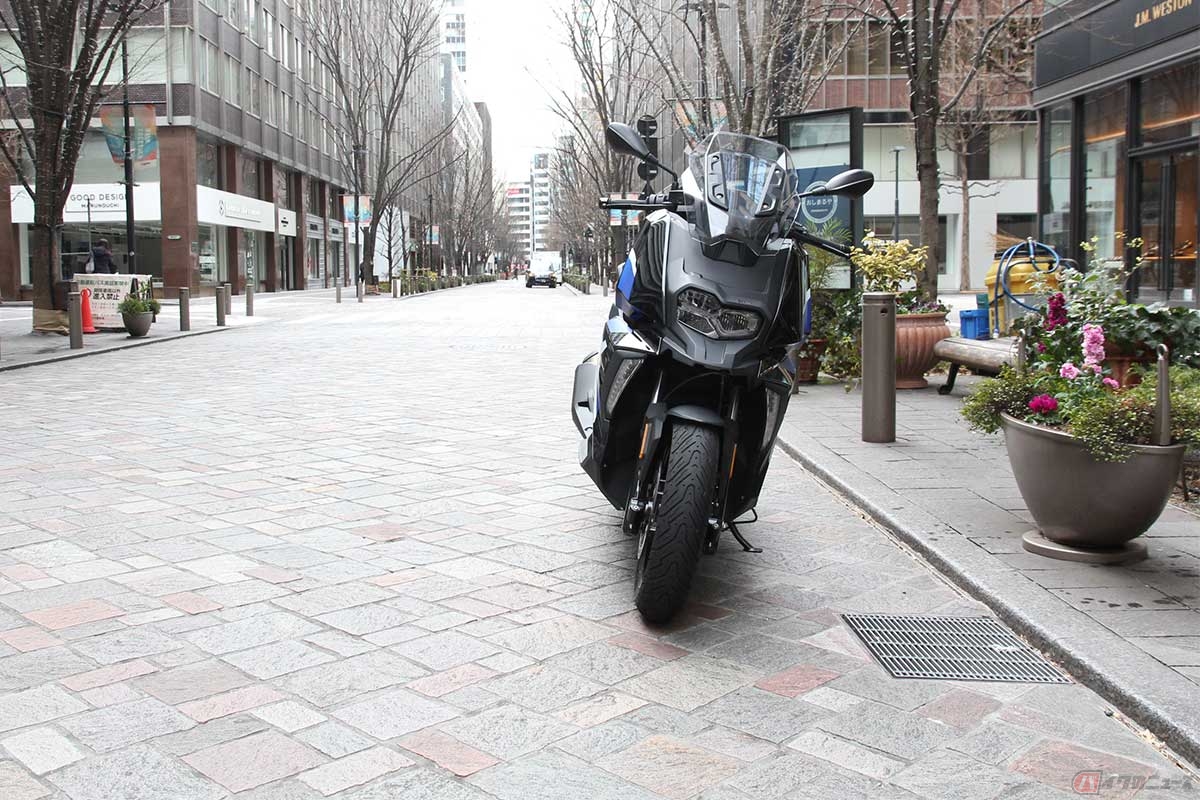 いざ、燃費の実走計測へ。市街地燃費計測では丸の内オフィス街も経由