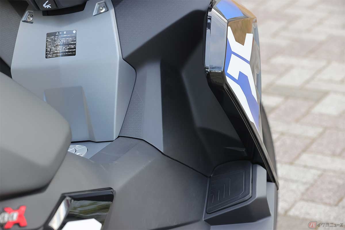 最初は不思議に思った独特な形状のサイドパネルは、たまたま雨の中を走った際、足元がひどく濡れることが無く、そのような効果があったのかと実感