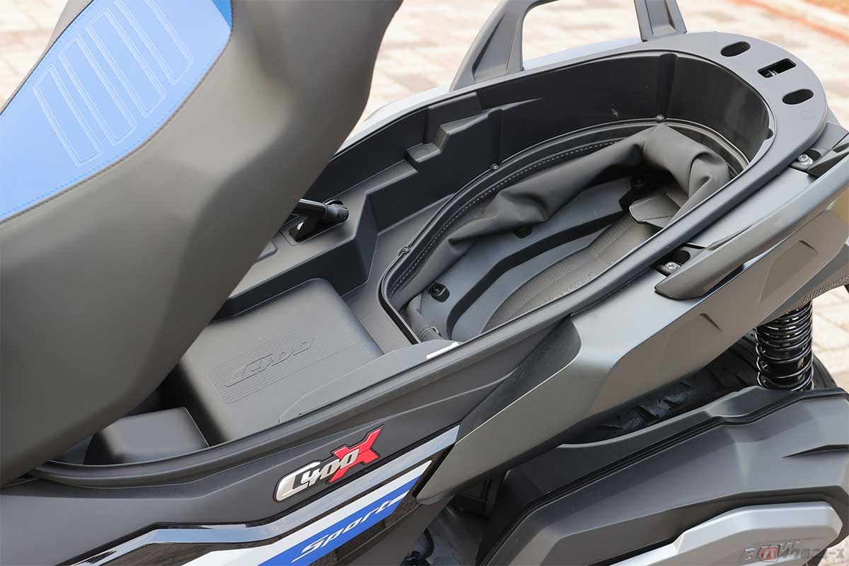 BMWモトラッド「C」シリーズの特徴のひとつ、シート下収納は停車時のみ拡張させる「フレックスケース」という折り畳み式を採用している