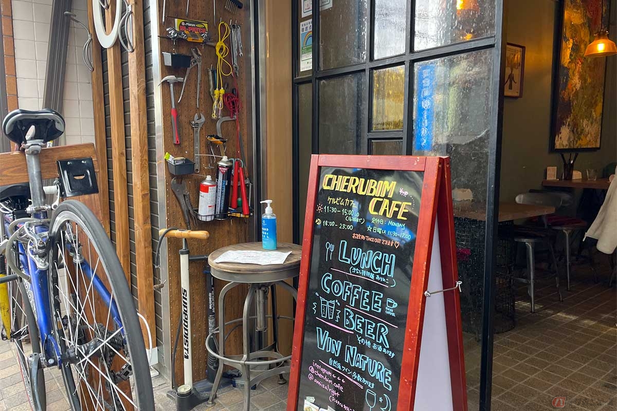 店先には工具や空気入れが揃っている