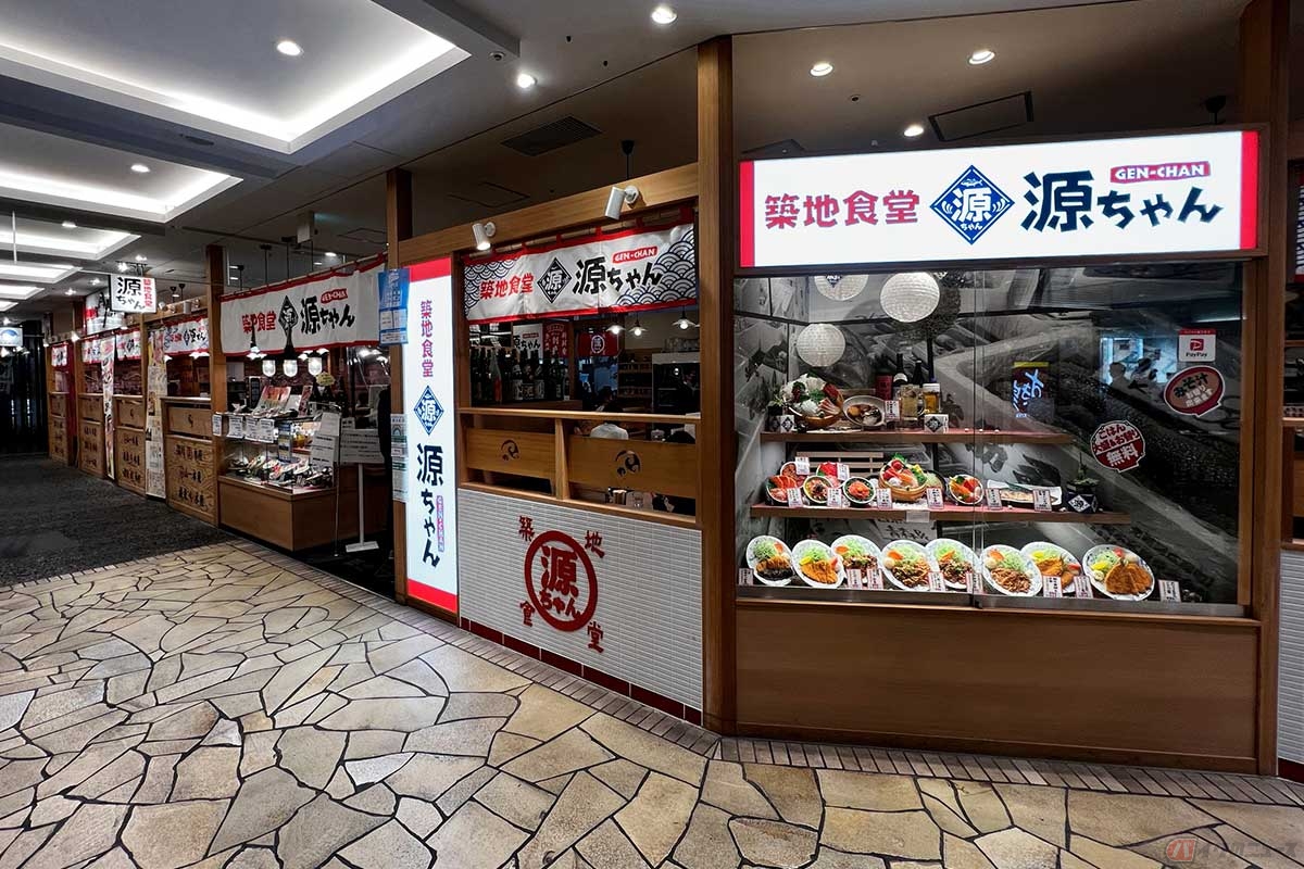 東北から九州まで展開する「築地食堂　源ちゃん」のTFT有明店。初めて入ったがメニューは豊富、活気もあり、また訪れたくなるお店だった。地域によってメニューや店舗デザインが違うらしい