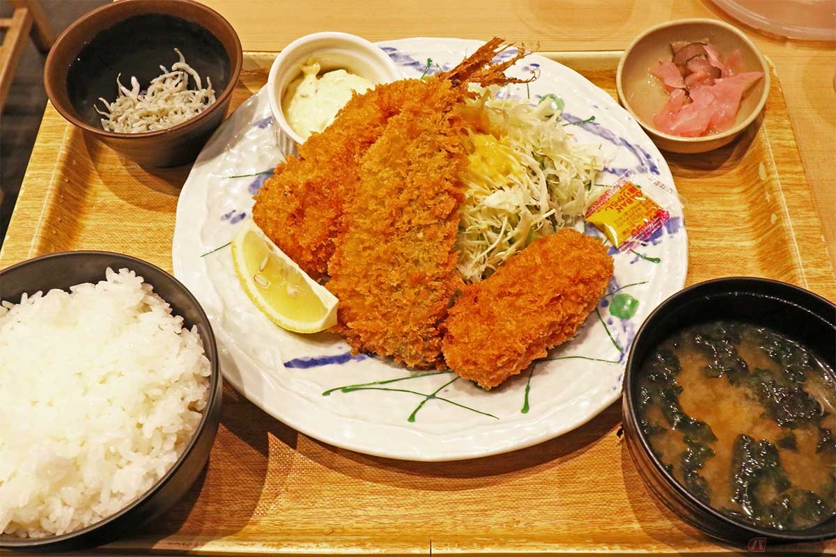 「アジフライ＆季節のクリームコロッケ定食」（979円）。釜揚げしらすの小鉢が嬉しい。ご飯は大盛りだがおかずとのバランス的にはちょうど良い量