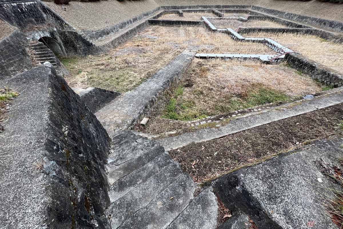 幅1mほどの足場用の小堤がしっかりと残されていた。とくに侵入禁止の看板はなく、下まで降りて堅牢な石積みを見ることができた
