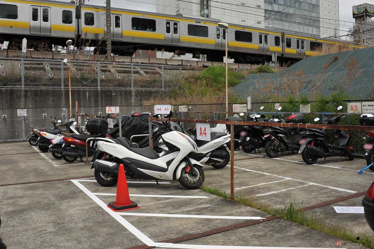 2022年4月1日、江東区は新しい自転車条例に基づき、駐輪場に大型バイクも定期利用できる駐車スペースを設置した。真新しい白線がその成果だ