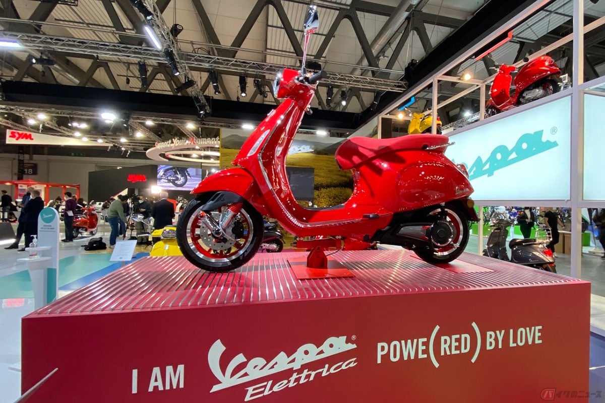 「EICMA2021」で公開された、ベスパと(RED)のコラボレーション第3弾、電動スクーター「(Vespa Elettrica)RED」