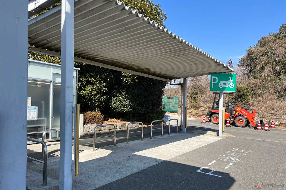 2輪専用の駐車スペースは広め、屋根付きだった