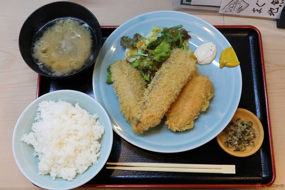 「つく志」でいただく「地魚フライ定食」（950円）。この日はアジ、ブリ、マスの3種。アジ以外は、その日の入荷状況で種類が変わる