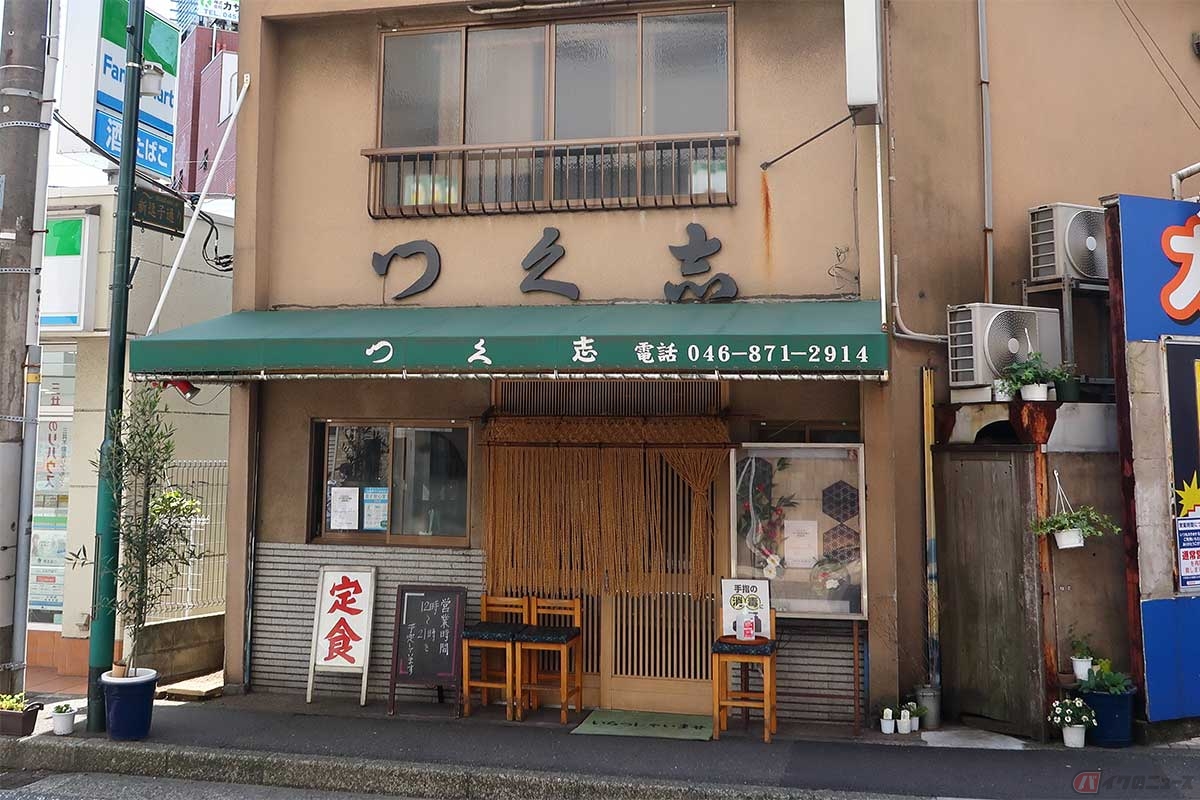 創業昭和26年（1951年）という老舗の居酒屋。現在の店主、藤枝さんは4代目
