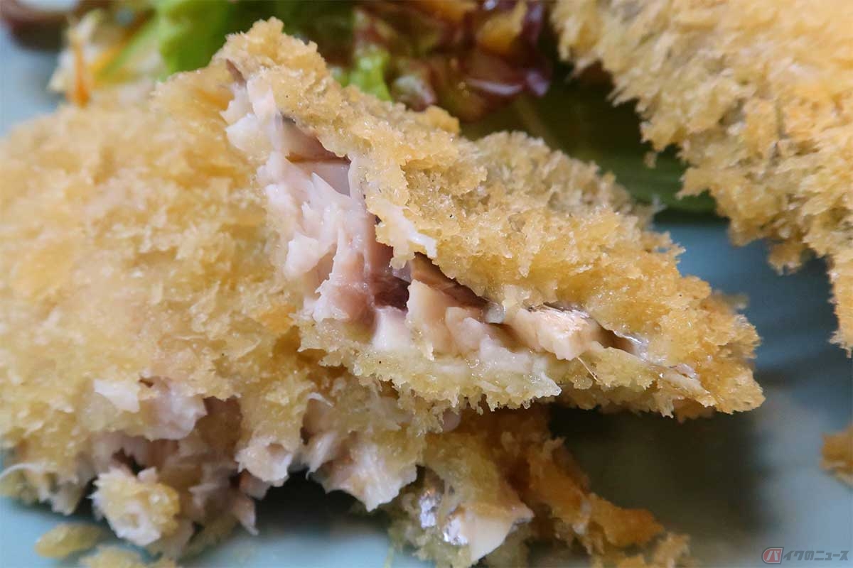サクサク食感の衣にふわふわの身。あっさりした味で醤油とも合う。夜は「あじフライ」単品でのオーダーもできる