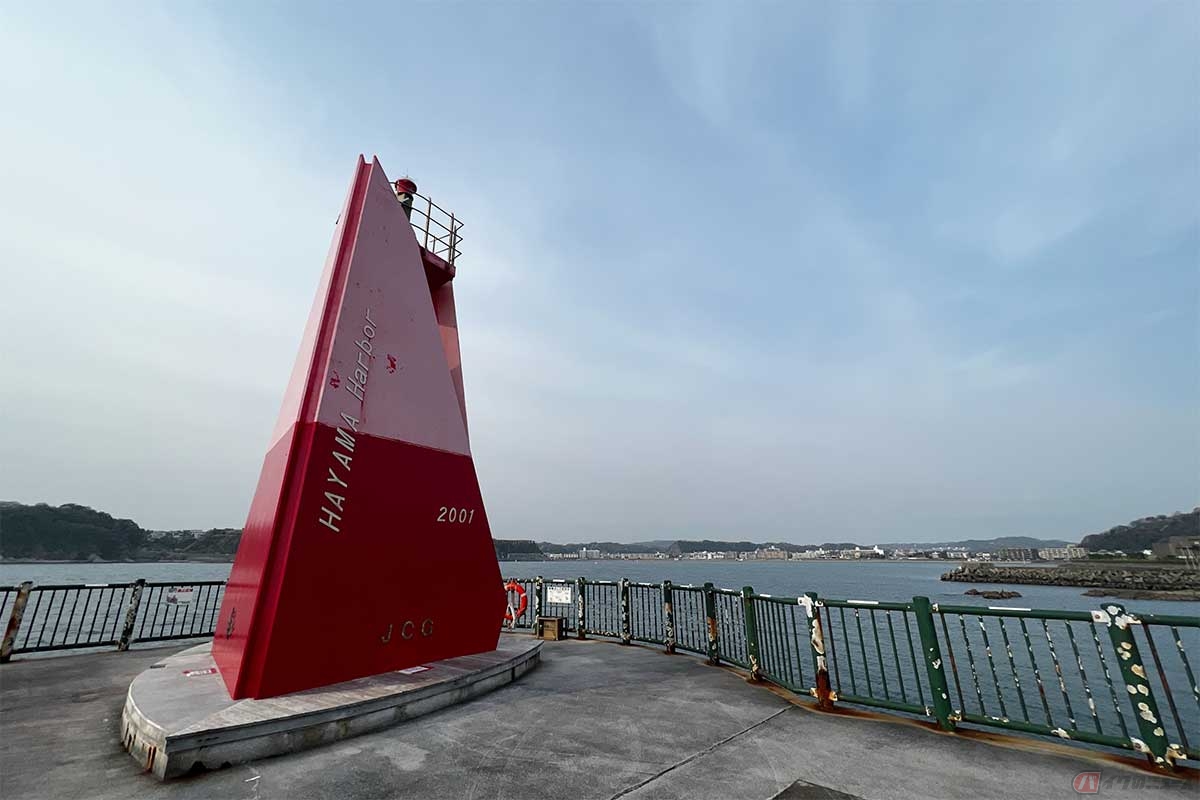 「防波堤A・防波護岸」の先端にある「葉山港A防波堤灯台」通称「赤灯台」。ヨットをモチーフに作られたデザイン灯台