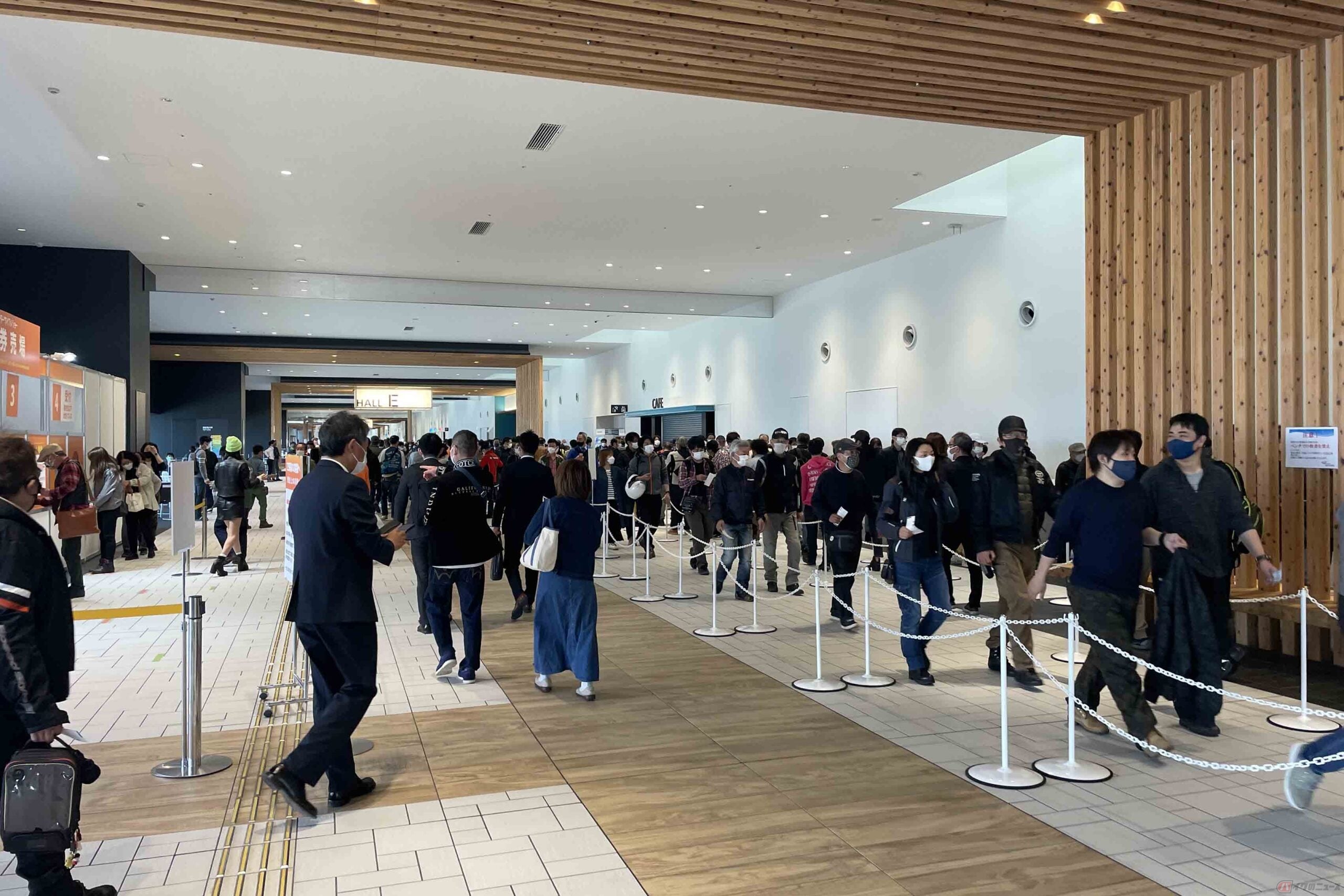 Aichi Sky Expoで開催されている「第1回名古屋モーターサイクルショー」。入場するために長蛇の列ができていました