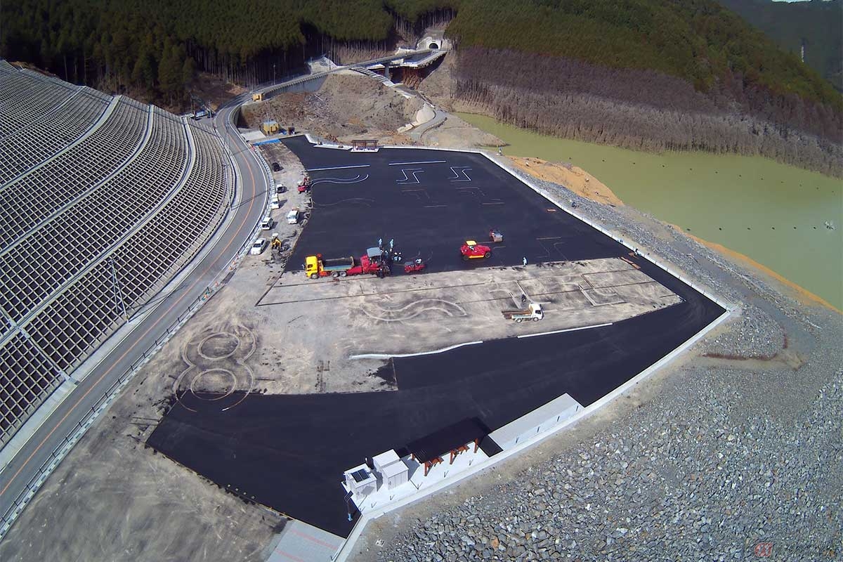 「小石原川ダム周辺にふれあい公園」整備中の模様。写真左に広がるのは斜面の崩落を防ぐ擁壁(写真提供/朝倉市)