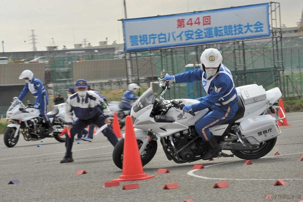 警視庁白バイ安全競技大会】 周囲の安全を確保する運転を評価 30人の