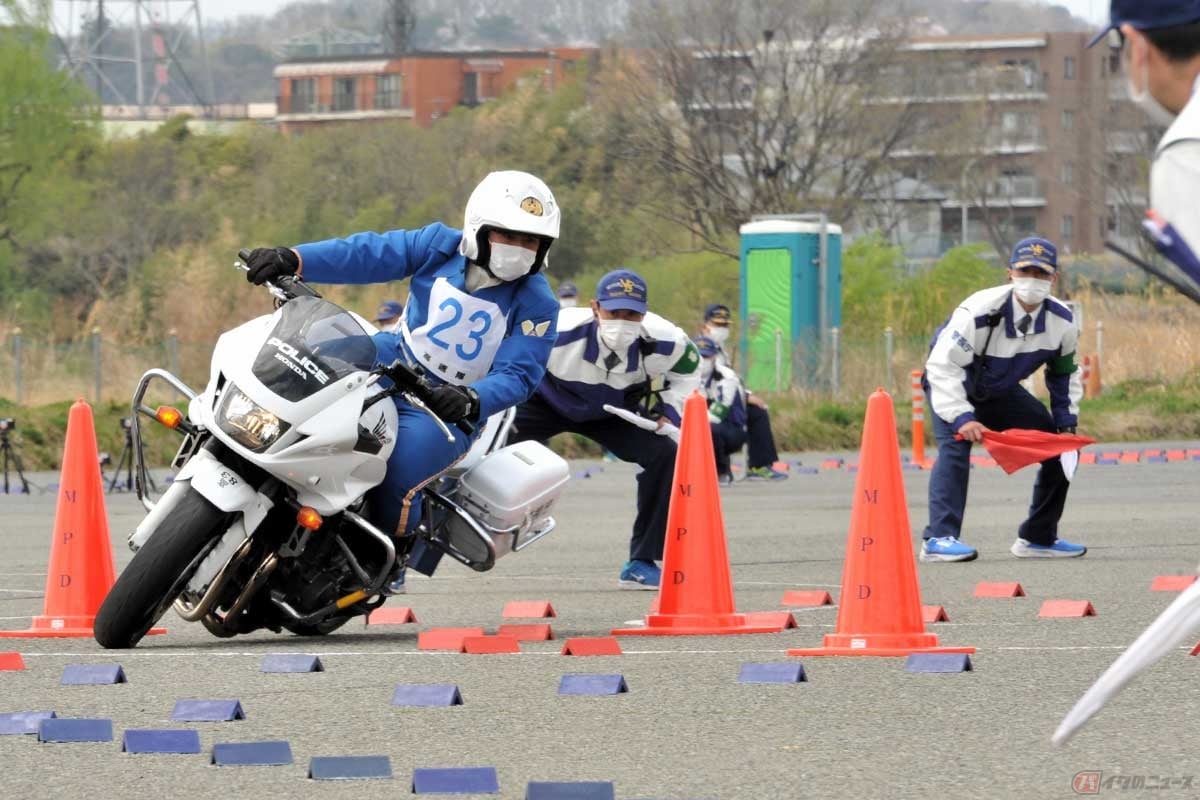 警視庁白バイ安全競技大会】 周囲の安全を確保する運転を評価 30人の