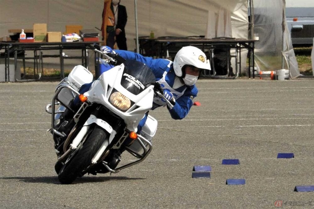 警視庁白バイ安全競技大会】 周囲の安全を確保する運転を評価 30人の