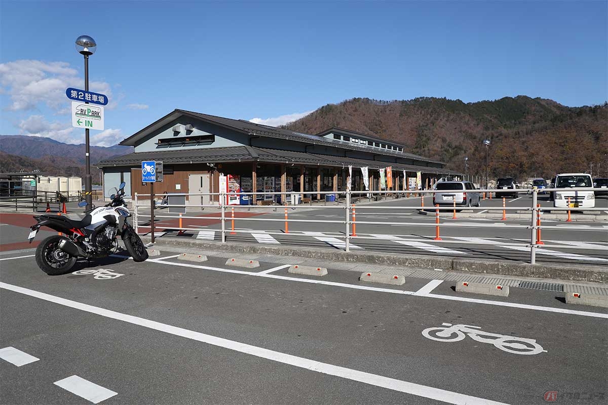 山梨県都留市の「道の駅つる」にはバイク専用の駐車場が完備されている