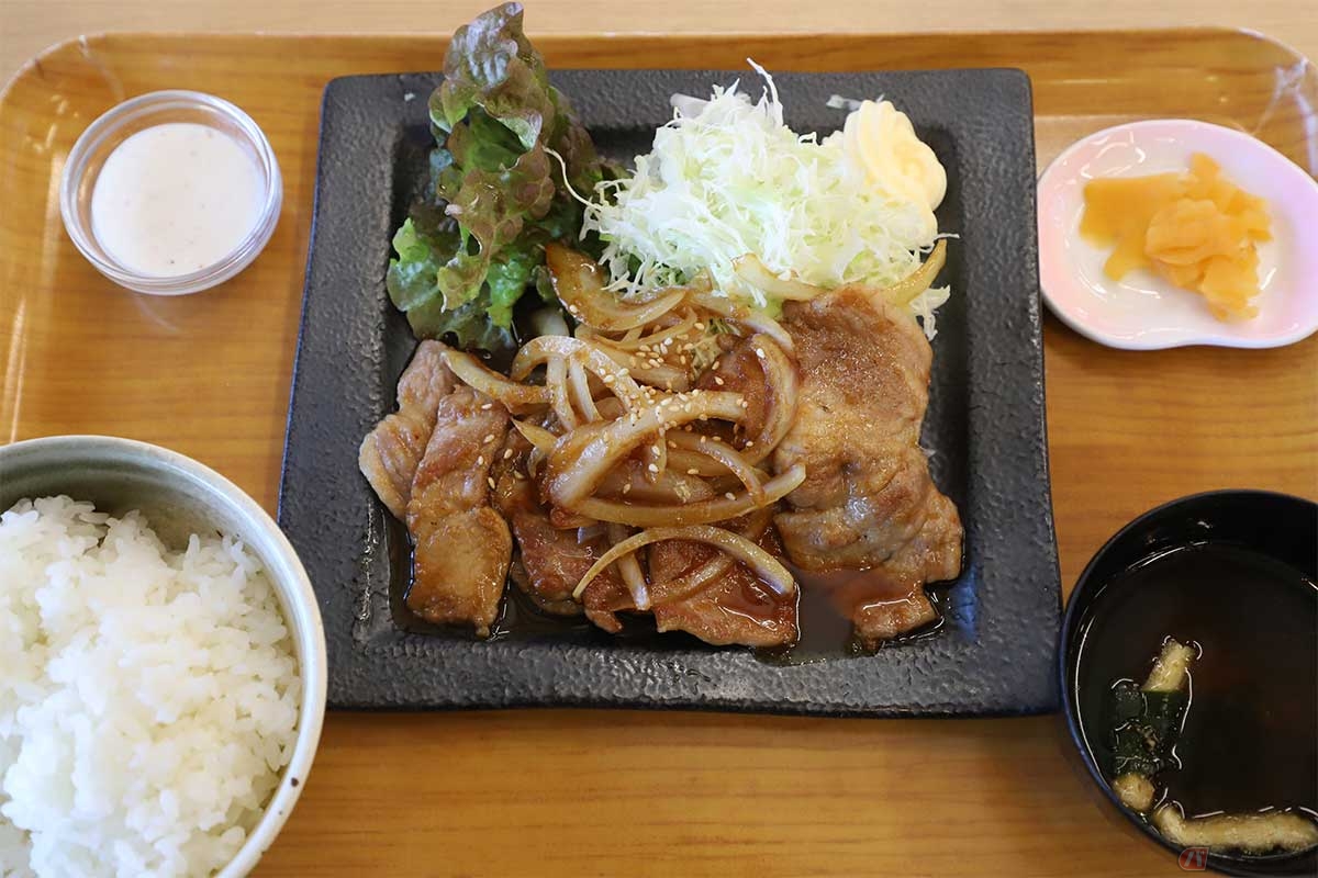 富士湧水ポークを使ったメニューの中から、今回は定番の「しょうが焼き定食」(834円)をチョイス