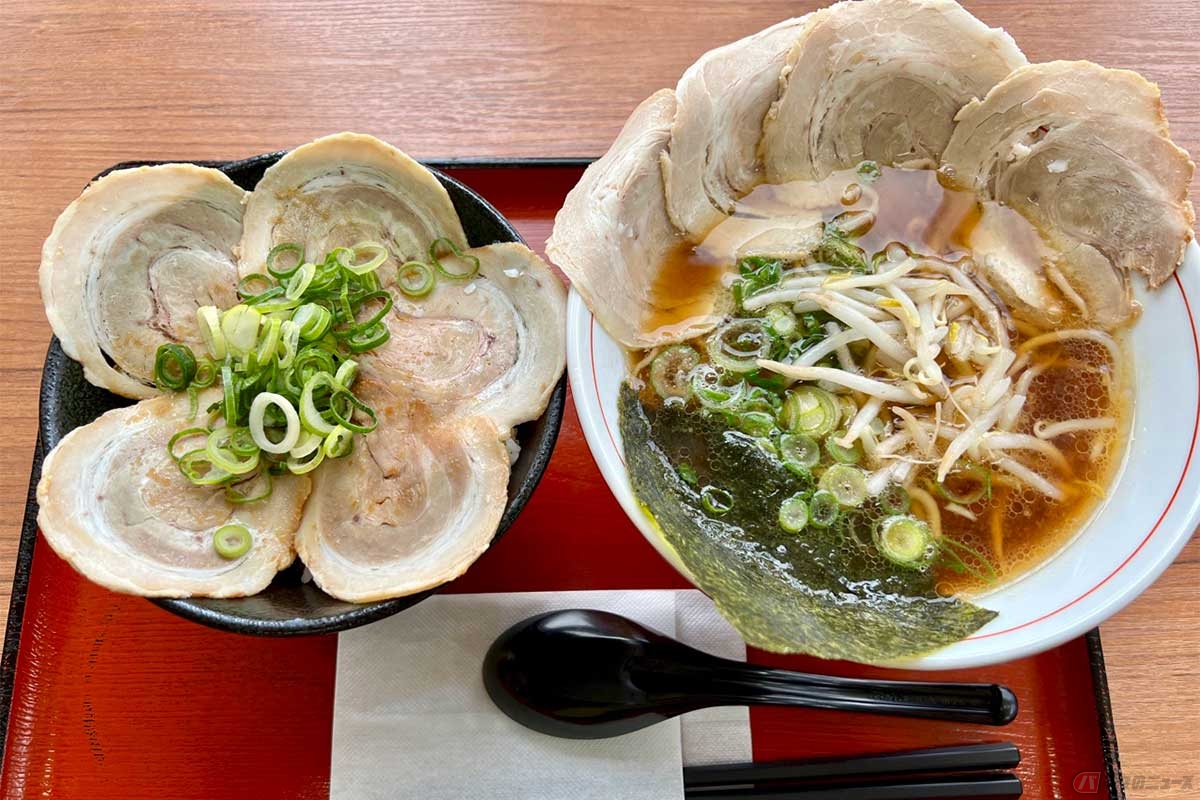 チャーシューの主張が激しいセットメニュー「播州ラーメンミニチャーシュー丼セット」（880円）。丼からはみ出る盛り付けだが、薄くスライスされているので見た目ほど重くはなく、食べやすかった