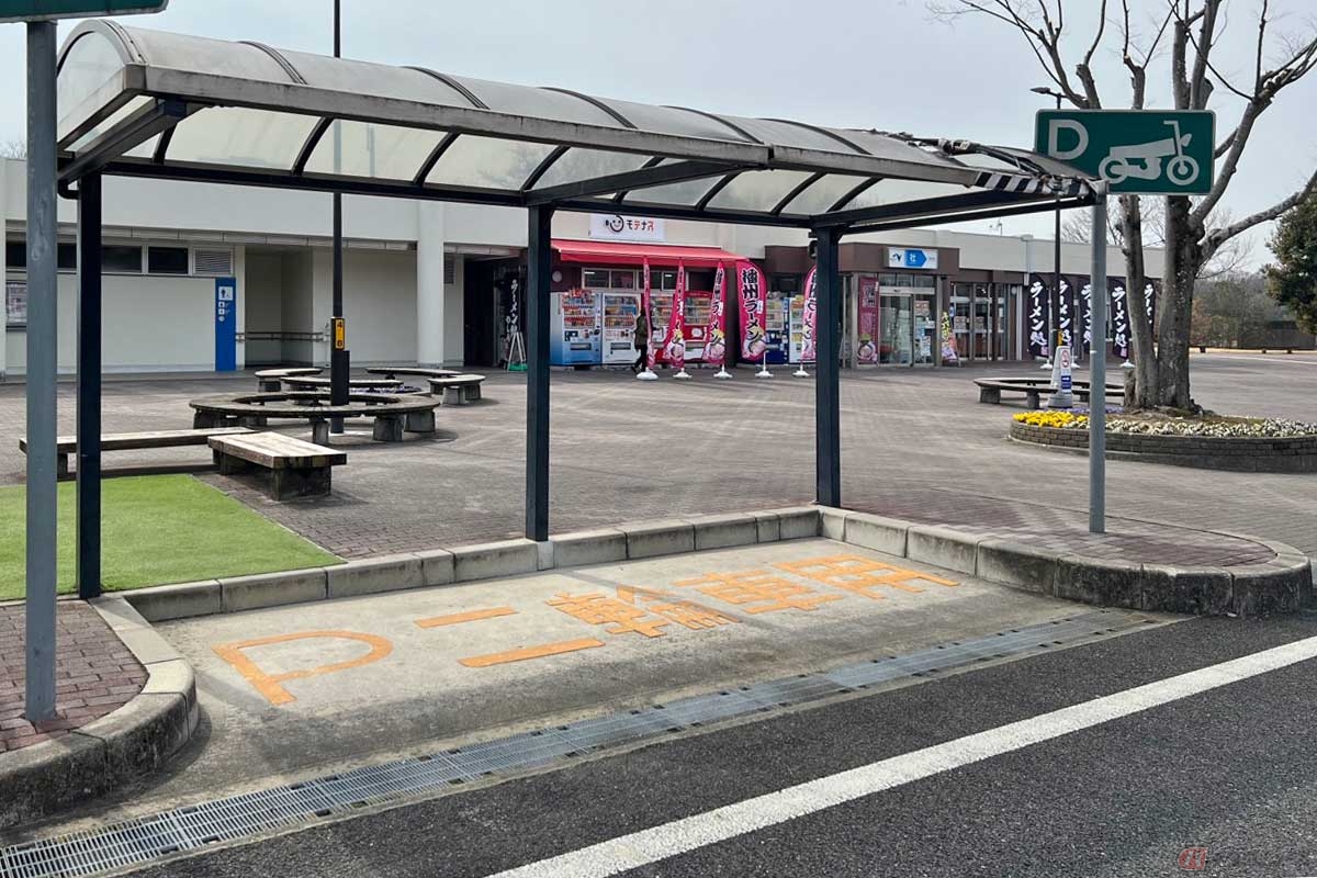 SAほど規模が大きくはないPAながら、2輪専用の駐車スペースが完備されているのは嬉しいところ