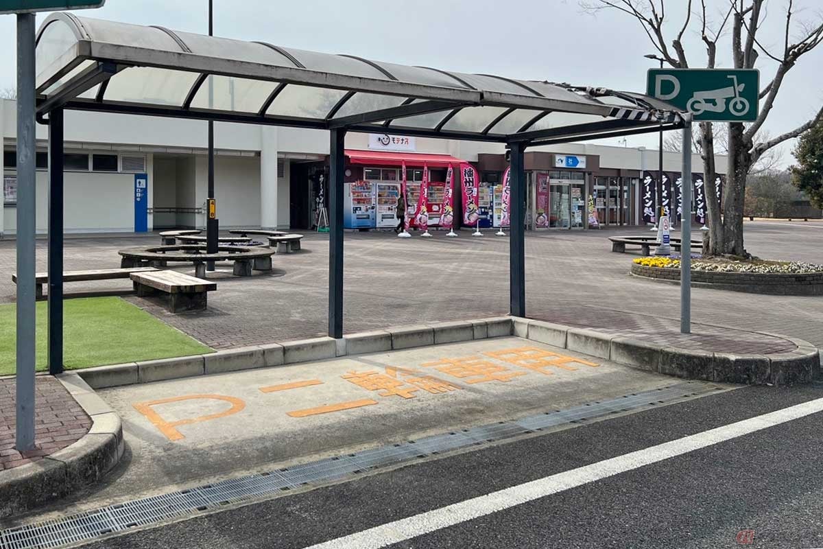 SAほど規模が大きくはないPAながら、2輪専用の駐車スペースが完備されているのは嬉しいところ